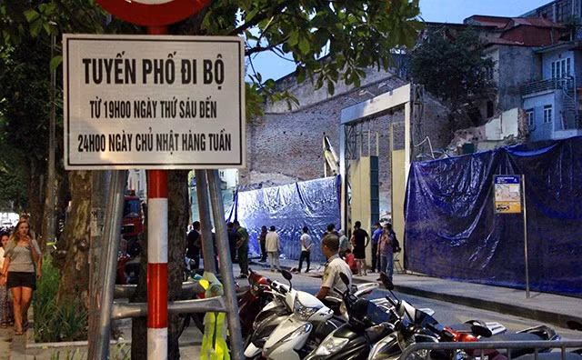 Ngôi nhà sập nằm trên đường Lê Thái Tổ, thời điểm đang tổ chức phố đi bộ khiến nhiều người dân hoảng loạn