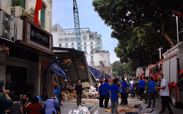 Đến gần 19h, tối nay, vụ sập nhà chưa xác định thiệt hại về người. Tuy nhiên, đống đổ nát tại hiện trường vẫn còn ngổn ngang.