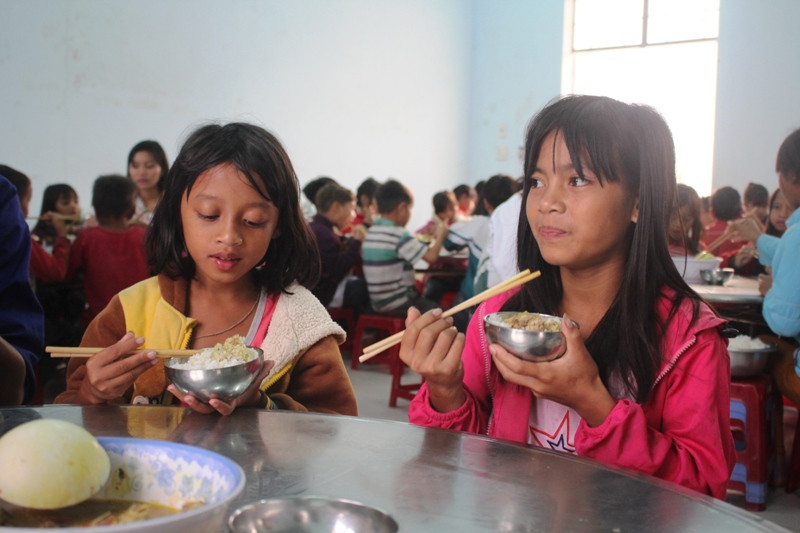 Những gương mặt rạng ngời, vui vẻ của các em học sinh vùng cao khi được ăn mâm cơm do chính tay mình làm ra.