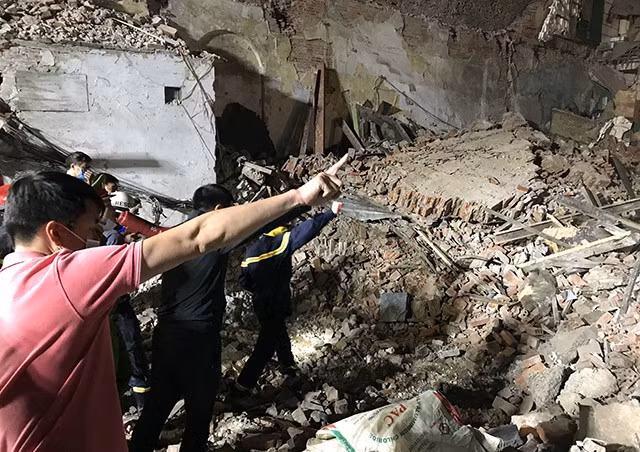 Ngôi nhà sập từ hơn 15h chiều nay, nhưng đến gần 19h lực lượng chức năng vẫn chưa làm xong nhiệm vụ