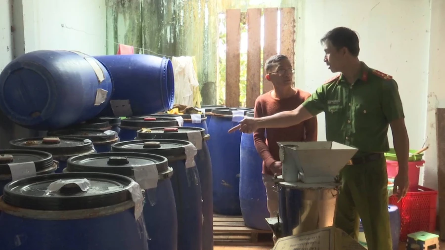 Đắk Lắk: Phát hiện hàng trăm lít ớt xay và phụ gia hết hạn tại cơ sở chế biến thực phẩm