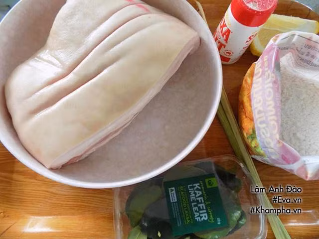 Thịt ba chỉ chiên kiểu Thái thơm ngon, giòn giòn nhâm nhi đã miệng ảnh 1