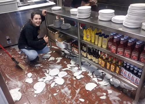 Chị rất ít khi vào bếp, đã vào là phải thế này.