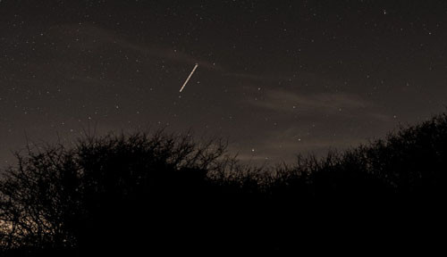 Mưa sao băng Geminids có nguồn gốc từ vật thể mang tên 3.200 Phaethon. Các nhà khoa học tin rằng vật thể này là phần nhân của một sao chổi nào đó, còn sót lại sau những cuộc hành trình và bị gió mặt trời thổi hết lớp đá băng bên ngoài.3.200 Phaethon trong quá khứ di chuyển cắt ngang qua quỹ đạo của Trái Đất và để lại một dải đá bụi. Ảnh:Rex 5-4041-1418608265.jpg