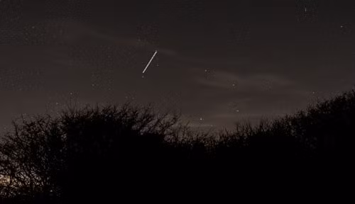 Mưa sao băng Geminids có nguồn gốc từ vật thể mang tên 3.200 Phaethon. Các nhà khoa học tin rằng vật thể này là phần nhân của một sao chổi nào đó, còn sót lại sau những cuộc hành trình và bị gió mặt trời thổi hết lớp đá băng bên ngoài.3.200 Phaethon trong quá khứ di chuyển cắt ngang qua quỹ đạo của Trái Đất và để lại một dải đá bụi. Ảnh:Rex 5-4041-1418608265.jpg
