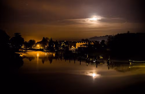 Vệt sao băng lướt qua một ngôi làng ở Buckinghamshire, Anh. Ảnh:A Sharper Image Photography 4-7830-1418608265.jpg