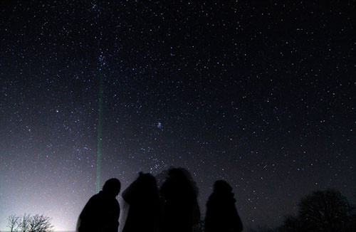 Tại nhiều nơi trên thế giới, người quan sát bất chấp thời tiết giá lạnh để quan sát hiện tượng sao băng được cho là đẹp nhất năm. Ảnh chụp từ gần thủ đô Sofiacủa Bulgari. Ảnh:Impact Press Group 8-4940-1418608265.jpg