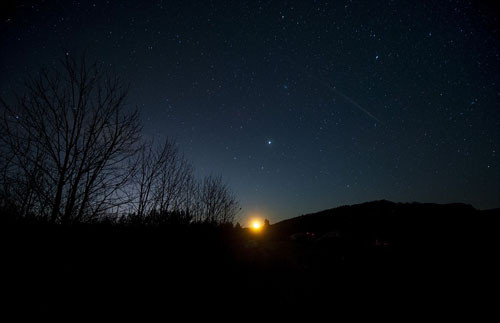 Các vệt sao băngquan sát đượctrên bầu trời thành phố Skopje, Cộng hòa Macedonia. Ảnh:AFP 7-2246-1418608266.jpg