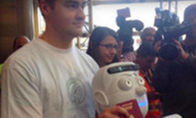 Robot Athena tại sân bay.