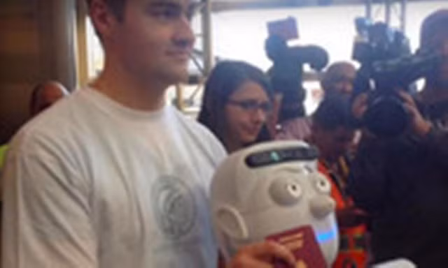 Robot Athena tại sân bay.