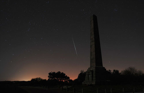 Những vệt sao sáng lướt qua bầu trời vào khoảng nửa đêm tại London, trước khi nhiều ngườiở đài tưởng niệm Dover Patrol, hạt Kent,nhìn thấy chúng. Ảnh:Barcroft Media 2-9302-1418608265.jpg