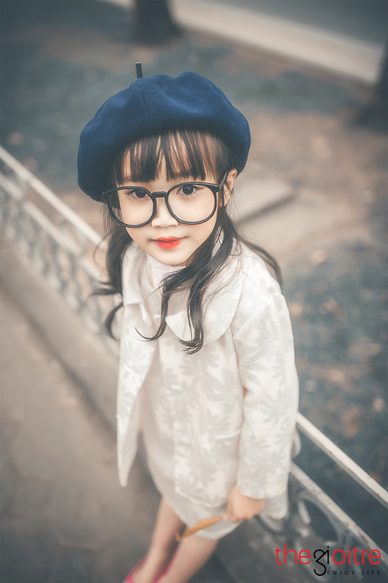 Chưa hết, bé còn có khả năng nịnh hót và không bao giờ làm mất lòng bất cứ ai. Anh Tuấn nhớ lại: “Một lần đưa bé vào Bệnh viện Nhi để khám, không biết vì sợ cô bác sĩ tiêm đau hay không mà lúc thấy cô tiến lại gần, bé liền nói với cô rằng: "Cô ơi, cô có đôi giày xinh thế!" khiến cả phòng ai cũng phải ngạc nhiên, phì cười trước câu nói hồn nhiên đó”. Chưa hết, bé còn có khả năng nịnh hót và không bao giờ làm mất lòng bất cứ ai. Anh Tuấn nhớ lại: “Một lần đưa bé vào Bệnh viện Nhi để khám, không biết vì sợ cô bác sĩ tiêm đau hay không mà lúc thấy cô tiến lại gần, bé liền nói với cô rằng: "Cô ơi, cô có đôi giày xinh thế!" khiến cả phòng ai cũng phải ngạc nhiên, phì cười trước câu nói hồn nhiên đó”.
