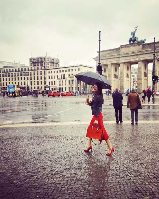 Phạm Hương khoe street style sang chảnh ở trời Tây ảnh 8