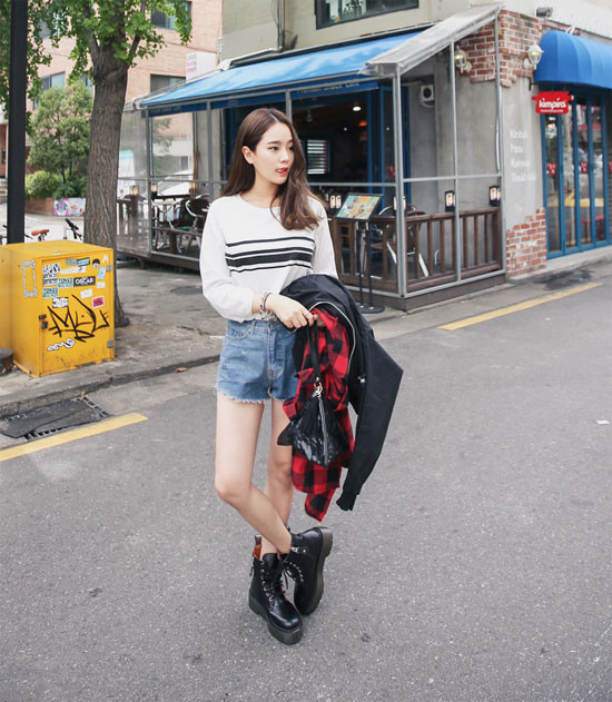 Gợi ý mặc đẹp xuống phố ngày thời tiết “ẩm ương“ ảnh 4 Gợi ý mặc đẹp xuống phố ngày thời tiết “ẩm ương“ ảnh 4