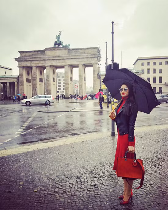 Phạm Hương khoe street style sang chảnh ở trời Tây ảnh 6