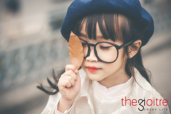 Anh Nguyễn Văn Tuấn, bố của bé cho biết, đi học ở trường thì Trang khá rụt rè, nhút nhát song về đến nhà thì lại hoàn toàn khác. “Bé nói nhiều lắm cô à. Bố mẹ mà có nói chuyện gì, nói về ai.. lúc chưa hiểu thì bé tìm lấy hỏi bố mẹ cho bằng được. Nhiều hôm cả nhà cùng ngồi xem xem phim, bé còn thuyết minh cho bố mẹ nữa cơ”. Anh Nguyễn Văn Tuấn, bố của bé cho biết, đi học ở trường thì Trang khá rụt rè, nhút nhát song về đến nhà thì lại hoàn toàn khác. “Bé nói nhiều lắm cô à. Bố mẹ mà có nói chuyện gì, nói về ai.. lúc chưa hiểu thì bé tìm lấy hỏi bố mẹ cho bằng được. Nhiều hôm cả nhà cùng ngồi xem xem phim, bé còn thuyết minh cho bố mẹ nữa cơ”.