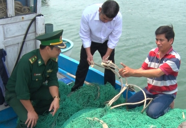 Ngư dân đang đánh cá bị tàu lạ phá hỏng ngư cụ