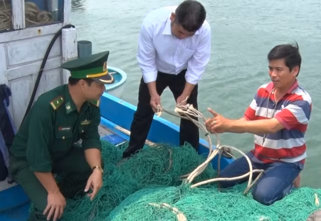 Ngư dân đang đánh cá bị tàu lạ phá hỏng ngư cụ