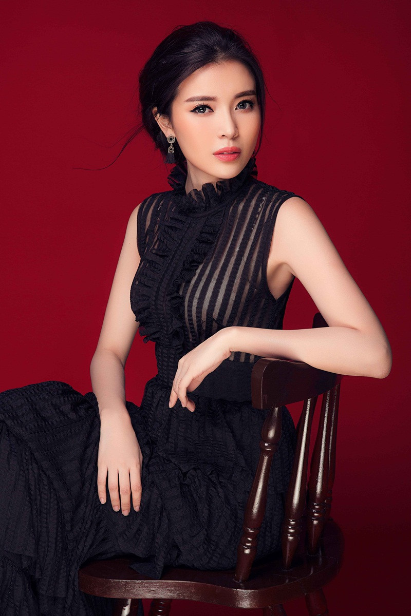 Phối đồ mảnh mai với sắc trắng - đen cùng Hoa khôi xứ dừa ảnh 2 Chiếc váy với họa tiết bèo rúm điệu đà...