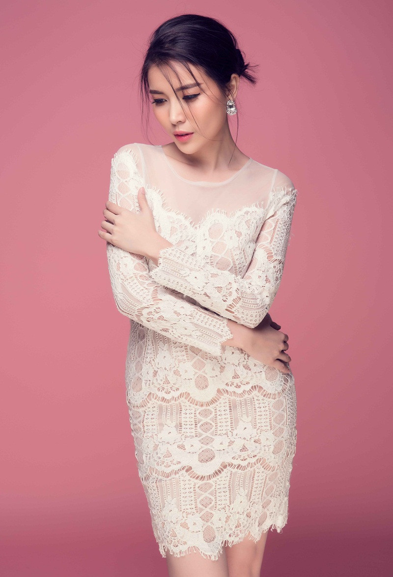 Phối đồ mảnh mai với sắc trắng - đen cùng Hoa khôi xứ dừa ảnh 9 Sở hữu làn da trắng sứ, khi diện chiếc váy ren trắng dịu dàng, Cao Thái Hà đẹp vẻ đẹp thanh tú, nền nã.