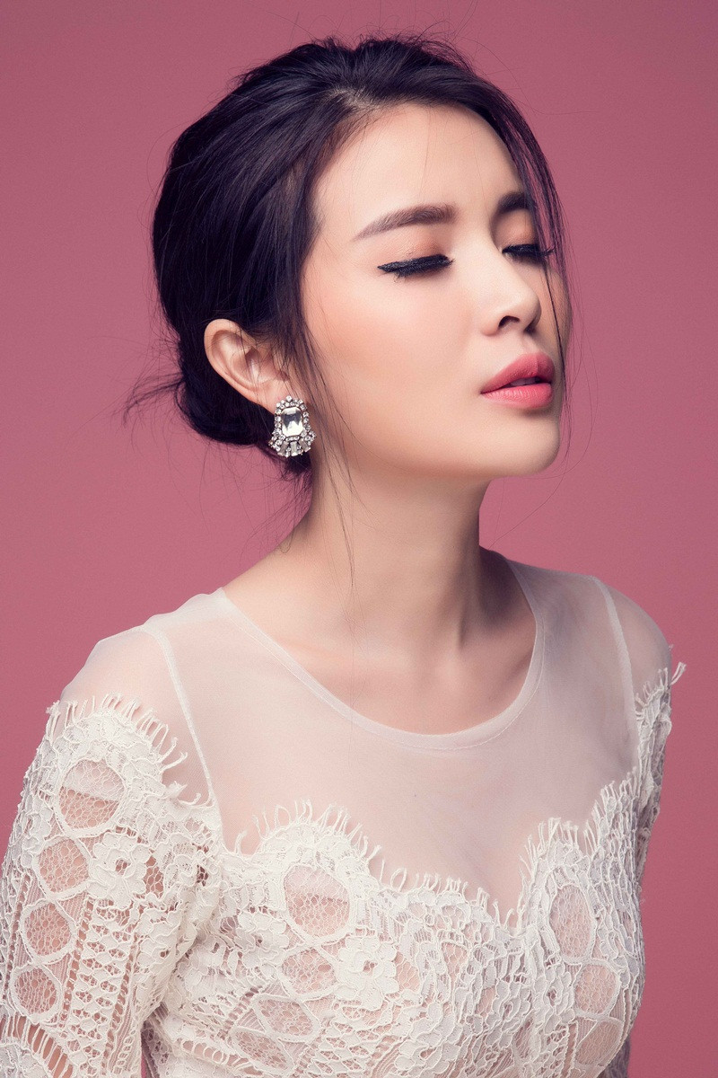 Phối đồ mảnh mai với sắc trắng - đen cùng Hoa khôi xứ dừa ảnh 10 Khuyên tai mặt đá giúp tôn gương mặt quý phái của cô gái 9X.
