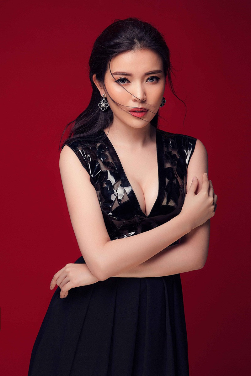 Phối đồ mảnh mai với sắc trắng - đen cùng Hoa khôi xứ dừa ảnh 12 Nữ diễn viên 9X đảm nhận vai Ty trong phim Lấp Lánh Mưa Bay của đạo diễn Võ Việt Hùng rạng rỡ, sang trọng trong những thiết kế đơn sắc. Sinh ra trong gia đình có bố mẹ từng làm kinh doanh khấm khá song Cao Thái Hà quyết tâm không dựa hơi. Ngay khi 20 tuổi cô đã tự mình kiếm tiền trang trải cuộc sống riêng giữa Sài Gòn phồn hoa. Ngay sau đó, người đẹp tậu nhà riêng và xế hộp để đón bố mẹ từ Cần Thơ lên thành phố Hồ Chí Minh sinh sống.