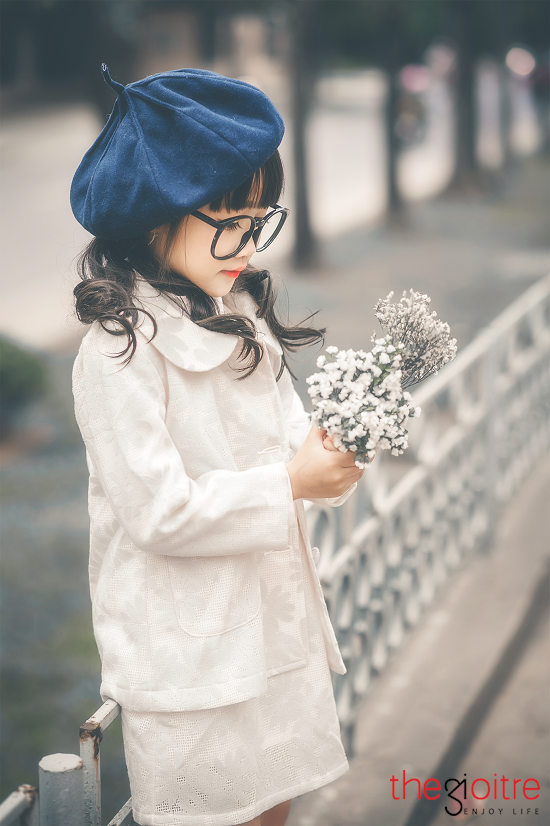 A Tuấn kể thêm, sau khi được thầy cô dạy cho nhiều từ, câu giao tiếp Tiếng anh ở trường, bé về nhà thường hay nói đi nói lại những từ đó. Thậm chí, có không ít lần còn đố lại bố mẹ: "Con nói câu ấy có nghĩa là gì ạ?". Khôn lắm!". A Tuấn kể thêm, sau khi được thầy cô dạy cho nhiều từ, câu giao tiếp Tiếng anh ở trường, bé về nhà thường hay nói đi nói lại những từ đó. Thậm chí, có không ít lần còn đố lại bố mẹ: "Con nói câu ấy có nghĩa là gì ạ?". Khôn lắm!".