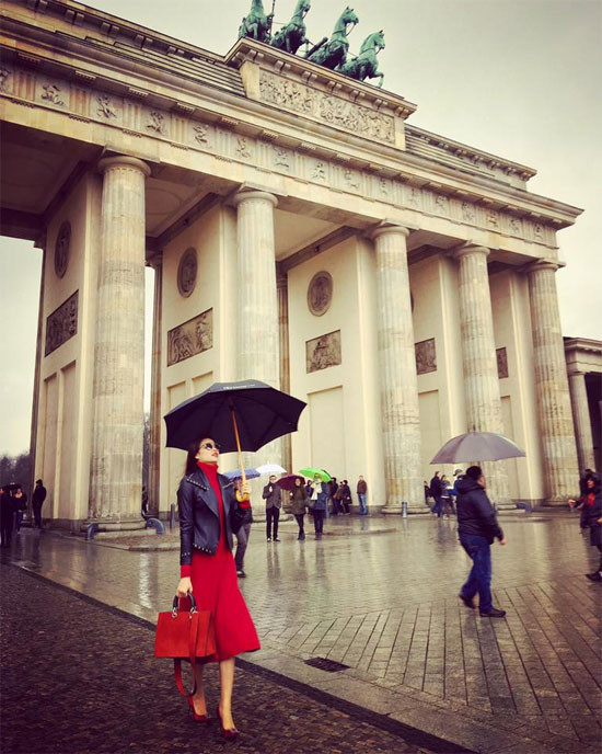 Phạm Hương khoe street style sang chảnh ở trời Tây ảnh 9