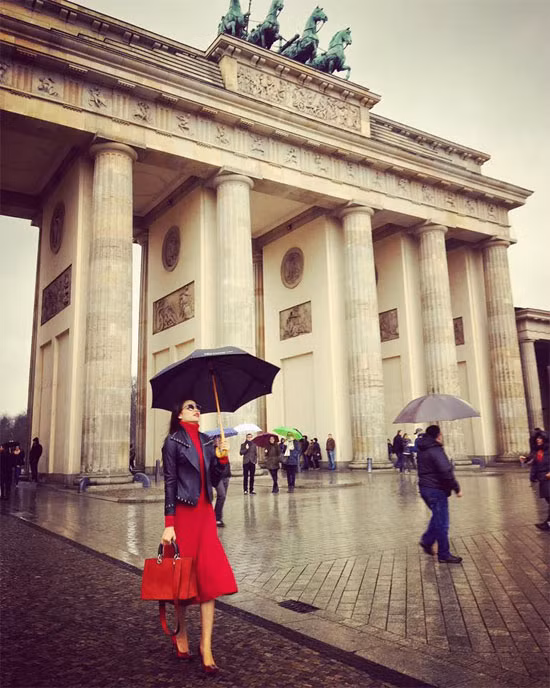 Phạm Hương khoe street style sang chảnh ở trời Tây ảnh 9