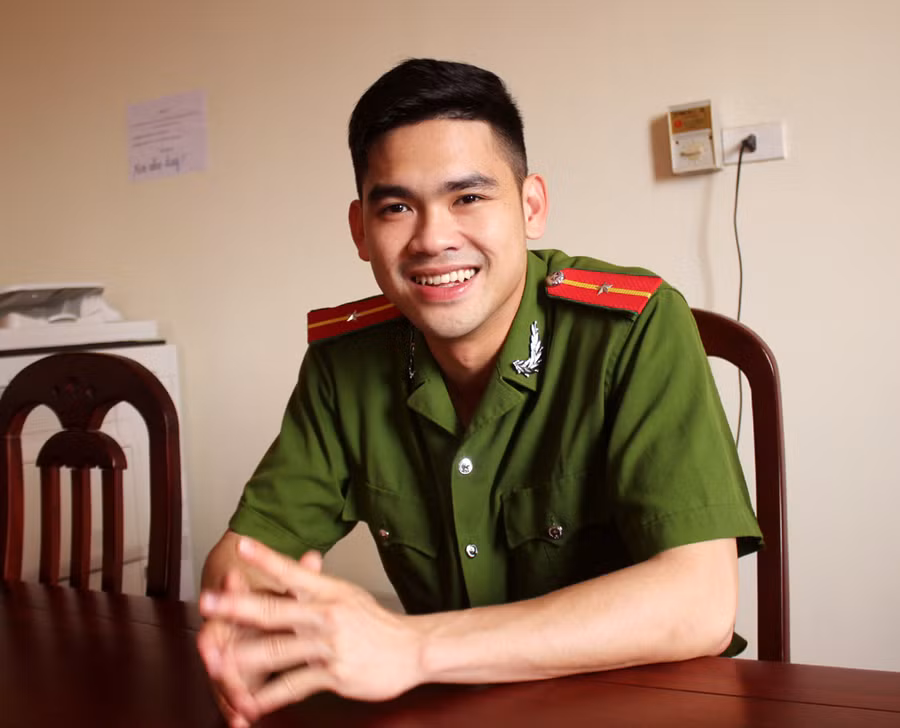 Nụ cười “đốn tim” của chàng lính chữa cháy 9X