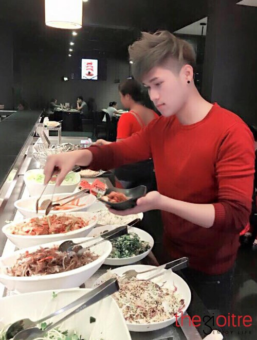 Ngoại hình điển trai cùng các tài lẻ và lối sống tích cực giúp cho anh chàng đẹp trai được nhiều người chú ý hơn, trang mạng cá nhân có tới hàng chục ngàn người đăng ký theo dõi. Ngoại hình điển trai cùng các tài lẻ và lối sống tích cực giúp cho anh chàng đẹp trai được nhiều người chú ý hơn, trang mạng cá nhân có tới hàng chục ngàn người đăng ký theo dõi.