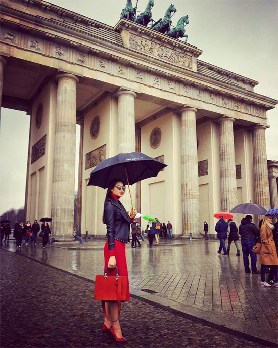 Phạm Hương khoe street style sang chảnh ở trời Tây ảnh 7