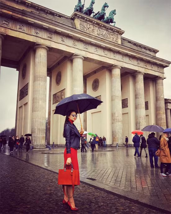 Phạm Hương khoe street style sang chảnh ở trời Tây ảnh 7