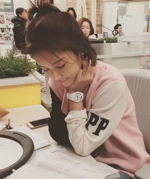 Kiểu tóc búi nửa đầu được Hwang Jung Eum lăng-xê từ She was pretty và đang dần thành hot trend cho hè năm nay.