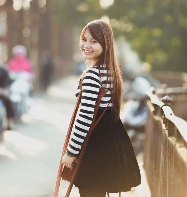 Hình ảnh thiếu nữ vừa chống nạng, vừa hào hứng tạo dáng chụp ảnh khiến dân mạng cảm thấy ấm lòng và khâm phục nghị lực sống của cô.