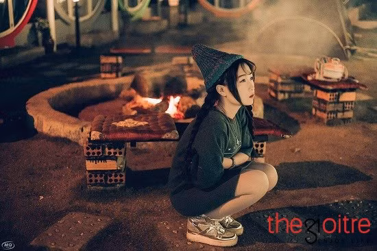 Có vẻ như chính đôi chân ngắn của Tường Vi lại khiến cô nàng trông "cute" hơn bao giờ hết.