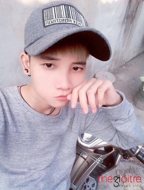 “ Mình không cố tình bắt chước phong cách ăn mặc hay để kiểu tóc giống Sơn Tùng nhằm nổi tiếng như nhiều người nói trên mạng”- cô nàng ‘điển trai’ giãi bày. “ Mình không cố tình bắt chước phong cách ăn mặc hay để kiểu tóc giống Sơn Tùng nhằm nổi tiếng như nhiều người nói trên mạng”- cô nàng ‘điển trai’ giãi bày.