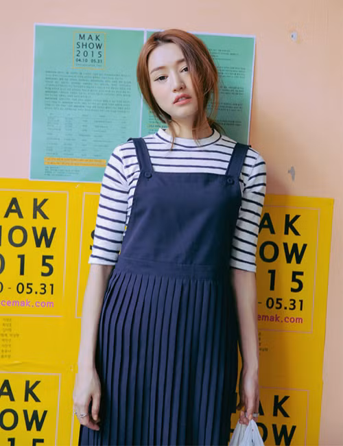 Sự phong phú trong kiểu dáng, màu sắc của yếm cho phép các cô gái thoải mái lựa chọn dáng váy phù hợp. Những cô nàng mi nhon hợp với yếm hoạ tiết trẻ trung, còn yếm trơn dáng suông thanh lịch sẽ làm gọn dáng cho bạn gái mũm mĩm. 4-ly-do-khien-do-yem-thanh-item-quoc-dan-xuan-he-2016-4