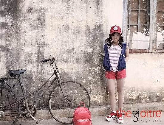 Tường Vi luôn ưu tiên những thời trang thoải mái năng động như quần sooc jean ngắn, áo thun.