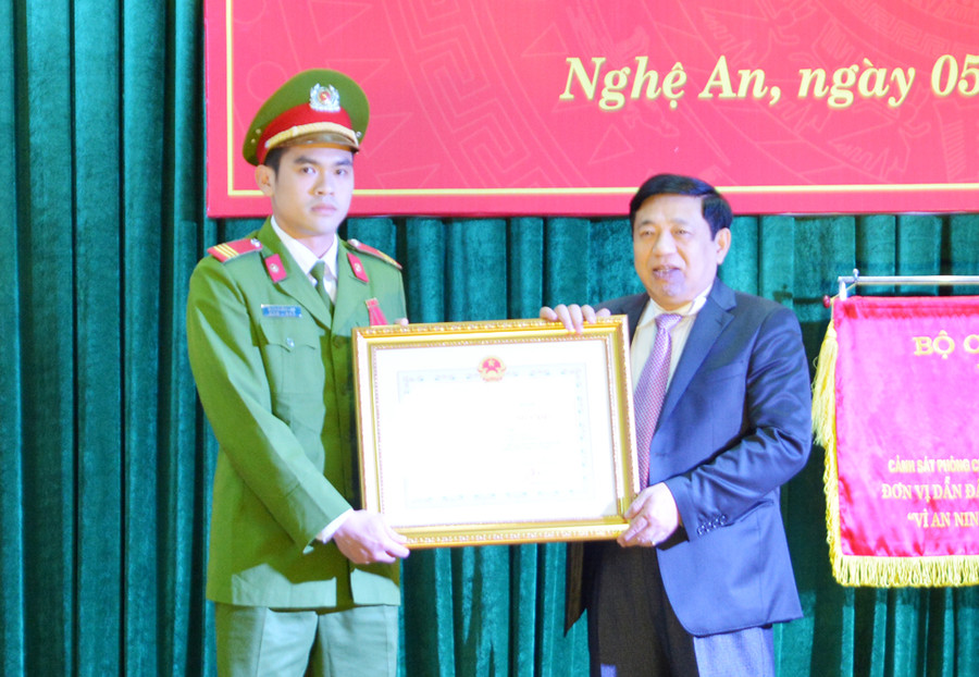 Nụ cười “đốn tim” của chàng lính chữa cháy 9X ảnh 1 Thừa ủy quyền của Chủ tịch Nước, Chủ tịch UBND tỉnh Nghệ An Nguyễn Xuân Đường trao Huân chương dũng cảm cho Đoàn Khánh Linh.