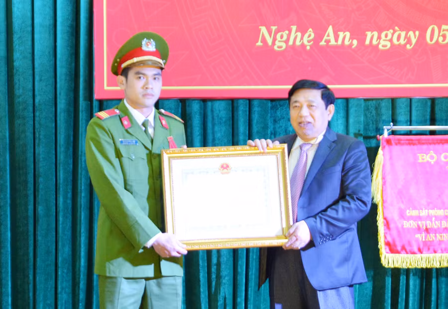 Thừa ủy quyền của Chủ tịch Nước, Chủ tịch UBND tỉnh Nghệ An Nguyễn Xuân Đường trao Huân chương dũng cảm cho Đoàn Khánh Linh.