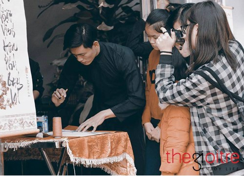 Huy Nguyên thường xuyên được mời đến các đến để phục vụ viết chữ cho sự kiện.