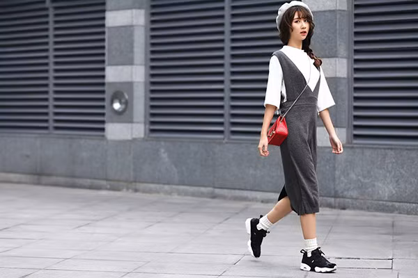 Ngay cả khi bạn yêu thích phong cách tối giản với các món đồ basic, yếm vẫn sẽ giúp thu hút mọi ánh nhìn mà không cần mix&match cầu kỳ. 4-ly-do-khien-do-yem-gay-sot-tu-dong-sang-he-9