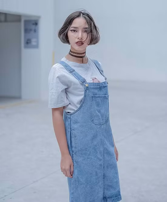 Quần, váy yếm là một trong những món đồ phổ biến nhất tại các cửa hàng thời trang, đặc biệt là các mẫu yếm jean. Vì có phom dáng đơn giản, chất liệu denim, vải thô bình dân nên các mẫu quần, váy yếm đều có giá mềm. 4-ly-do-khien-do-yem-thanh-item-quoc-dan-xuan-he-2016