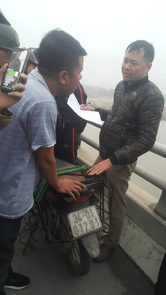 Chiếc xe máy của nạn nhân để lại trên cầu Hàn. Chiếc xe máy của nạn nhân để lại trên cầu Hàn.