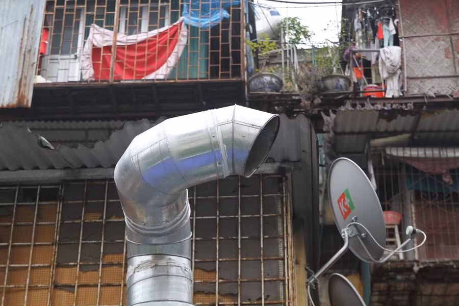 Những ống khói mang mùi thức ăn xả thẳng vào trường học