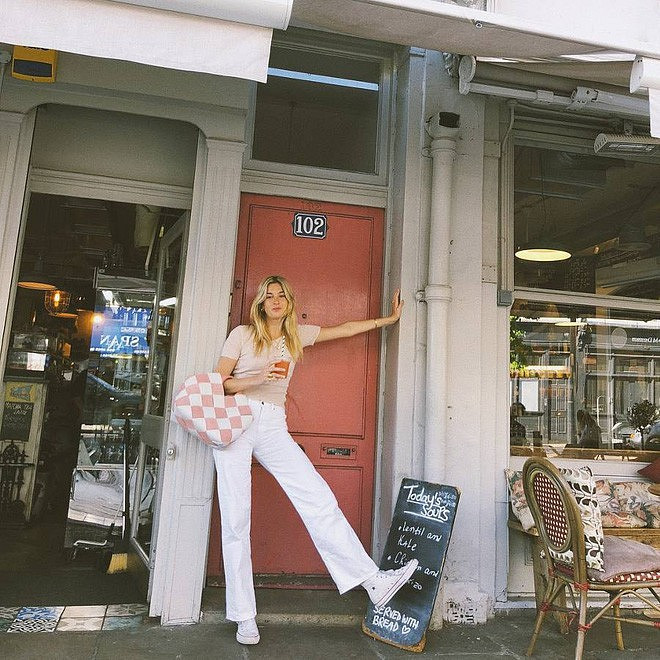 Cách mix đồ với quần trắng giúp bạn gái sang chảnh ở mọi nơi ảnh 3 bi-kip-len-do-chat-lu-voi-cac-kieu-quan-trang-ab8575