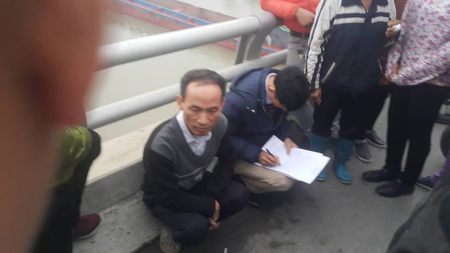 Bố của nạn nhân đến hiện trường ngay khi nhận được tin dữ Bố của nạn nhân đến hiện trường ngay khi nhận được tin dữ