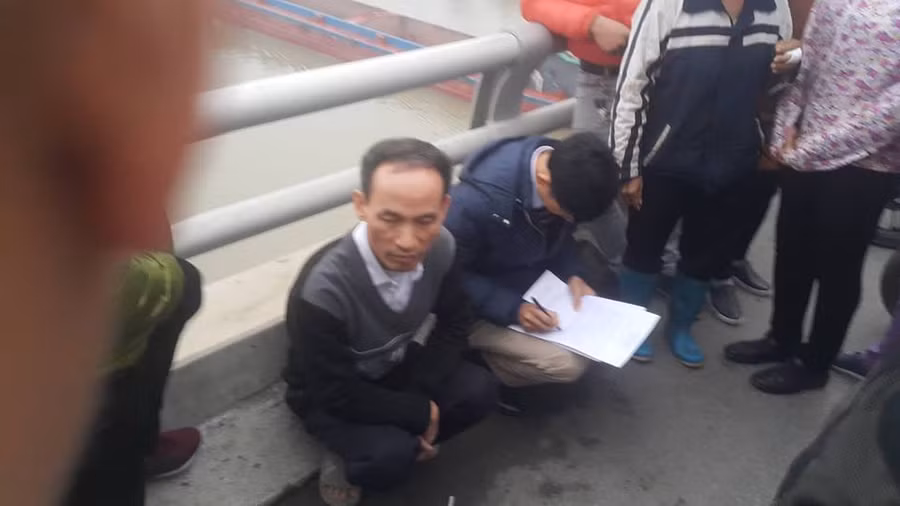 Bố của nạn nhân đến hiện trường ngay khi nhận được tin dữ Bố của nạn nhân đến hiện trường ngay khi nhận được tin dữ