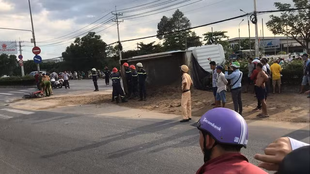 Cát trên xe ben đổ tràn ra đường